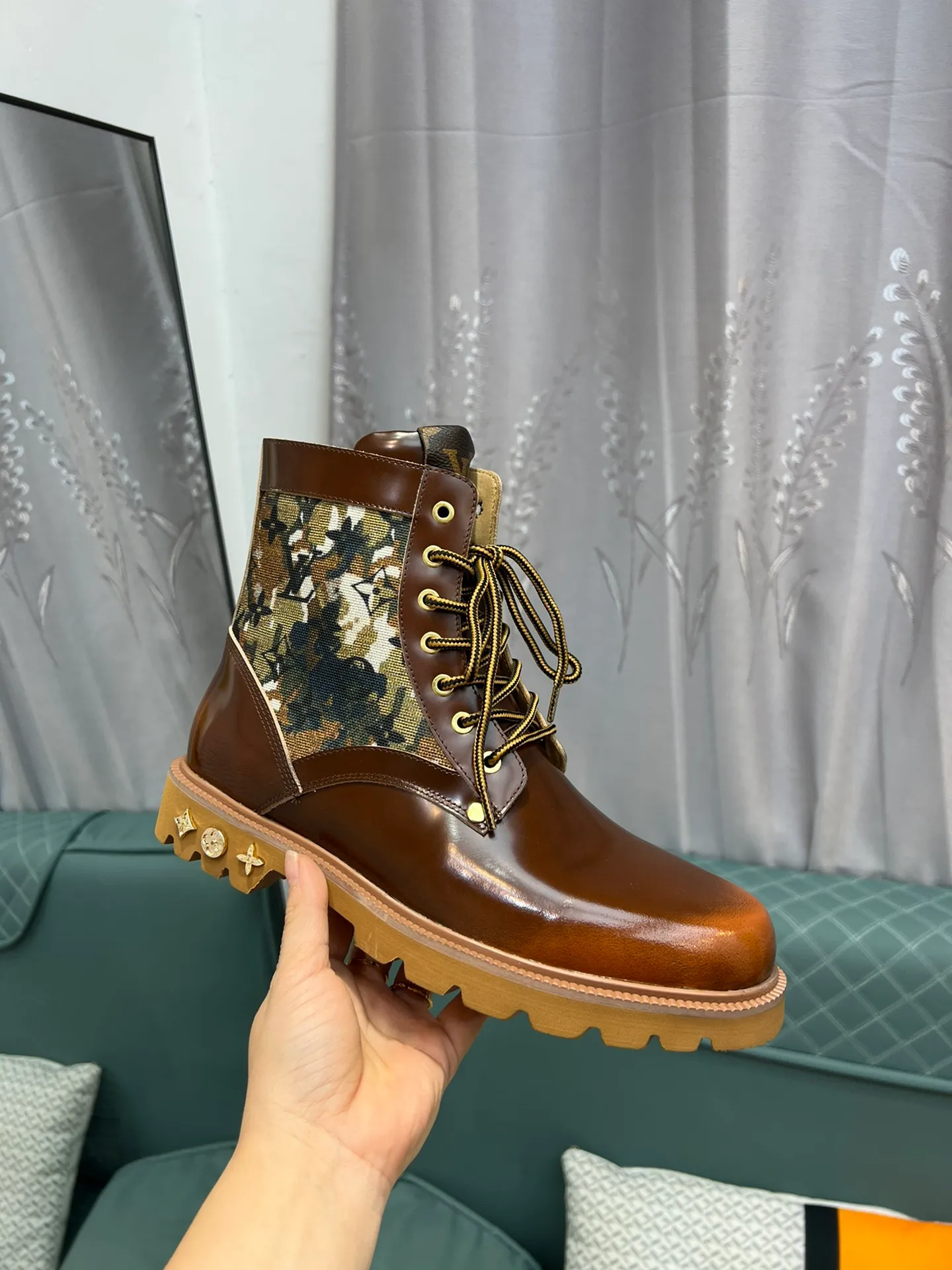 Men's shoes 💰920 L Home - the latest LV men's business casual boots, luxury and nobility are a must. They are all made of imported original first-layer cowhide, just to create a more comfortable wearing experience. ➕Top imported water-dyed full cow lining, original high wear-resistant outsole! 👏👏 Size: Male 39-44; (38 45 46 customized)